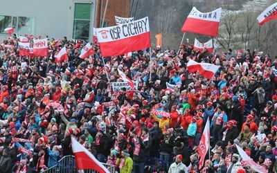 Tak reagowali kibice zgromadzeni na trybunach skoczni, gdy na szczycie skoczni pojawiali się polscy zawodnicy