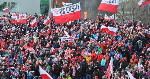 Tak reagowali kibice zgromadzeni na trybunach skoczni, gdy na szczycie skoczni pojawiali się polscy zawodnicy