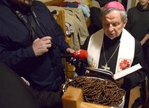 Różańce dla podopiecznych Domu dla Bezdomnych poświęcił bp Henryk Tomasik