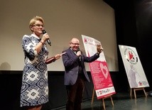 Małgorzata Kowalska i ks. Krzysztof Ora na scenie.