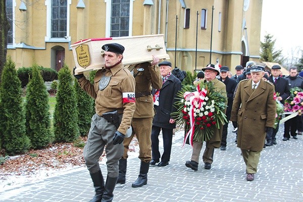▲	Pogrzeb ekshumowanego na Błatniej plut. „Edka” Edwarda Biesoka w Mazańcowicach.
