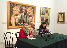 ▲	O nowej szacie placówki mówili podczas konferencji prasowej (od lewej): Paulina Szymalak-Bugajska, Adam Zieleziński i Ilona Pulnar-Ferdjani. W tle obrazy wybitnego artysty.