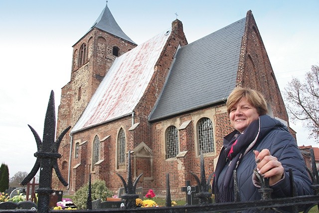 Renata Borek przed kościołem w Piersnej.