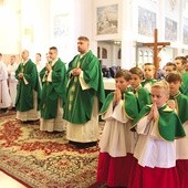 Liturgiczna Służba Ołtarza w Dobrej. W środku ks. Jakub Jasiak, opiekun.