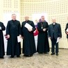 Na zdjęciu od lewej: biskup gliwicki Jan Kopiec, ks. Rudolf Halemba, ks. Piotr Kansy, biskup nominat Andrzej Iwanecki, ks. Herbert Jeziorski i ks. Piotr Puchała.