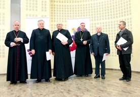 Na zdjęciu od lewej: biskup gliwicki Jan Kopiec, ks. Rudolf Halemba, ks. Piotr Kansy, biskup nominat Andrzej Iwanecki, ks. Herbert Jeziorski i ks. Piotr Puchała.