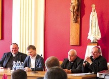 ▲	Dyskusja panelowa z udziałem ks. Waldemara Cisły, Grzegorza Górnego, ks. prof. Józefa Mandziuka i bp. Michała Janochy.
