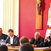 ▲	Dyskusja panelowa z udziałem ks. Waldemara Cisły, Grzegorza Górnego, ks. prof. Józefa Mandziuka i bp. Michała Janochy.