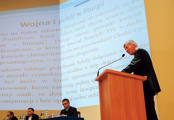 ▲	W Wyższym Seminarium Duchownym rozmawiali ks. prof. Janusz Lemański, ks. dr hab. Wojciech Grygiel, ks. dr hab. Janusz Bujak, dr Antonina Karpowicz-Zbińkowska, ks. dr hab. Robert Tyrała i dr Łukasz Bilski. 