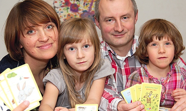 Szczęśliwi rodzice Dorota  i Marcin ze szczęśliwymi córkami, Tosią i Natalką 