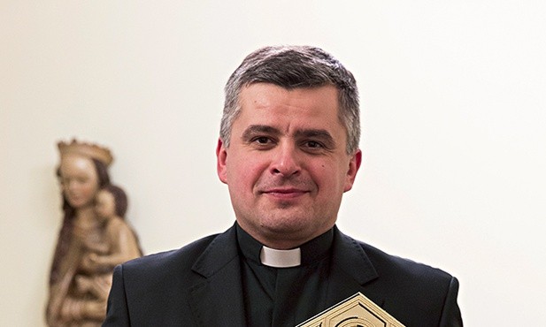 Ks. Bartek Kuźnik  wyjaśnia znaczenie  piuski i mitry