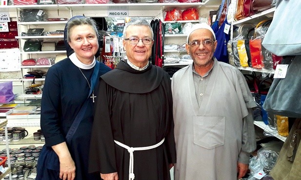 S. Dolores z arcybiskupem Tangeru Santiago Agrelo i muzułmańskim sklepikarzem. 