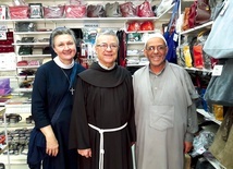 S. Dolores z arcybiskupem Tangeru Santiago Agrelo i muzułmańskim sklepikarzem. 