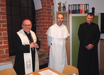 Nowe pomieszczenie zostało poświęcone przez bp. Jacka Kicińskiego. W skromnej uroczystości wziął udział również ks. dr Kacper Radzki, rektor wrocławskiego seminarium duchownego.