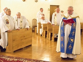 Centrum stanowi kaplica, w której każdy ma swój klęcznik. Tu domownicy co rano spotykają się  na wspólnej Eucharystii.