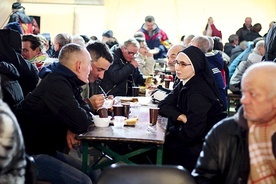 ▲	W Namiocie Spotkań każdy mógł spokojnie usiąść przy stole i porozmawiać.