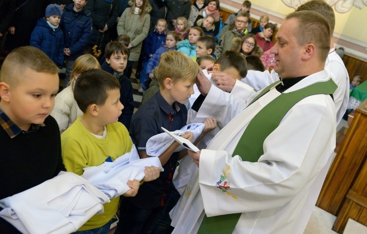 Obrzęd przyjęcia nowych ministrantów kończy nałożenie poświęconej komży