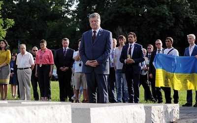Prezydent Petro Poroszenko przed pomnikiem Ofiar Rzezi Wołyńskiej w Warszawie, lipiec 2016 r.