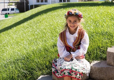 Emma jest wnuczką polskich emigrantów. W takim stroju poszła w niedzielę na Mszę.