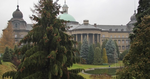 Katowicka katedra z kurią i ogrodami wyróżniona