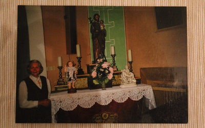 Maria Leżańska w Kaplicy Matki Bożej Anielskiej w DPS. Zdjęcie z prywatnego albumu rodziny Marii Joanny Michałowskiej
