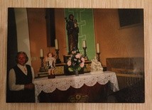 Maria Leżańska w Kaplicy Matki Bożej Anielskiej w DPS. Zdjęcie z prywatnego albumu rodziny Marii Joanny Michałowskiej