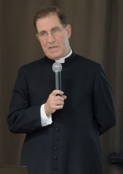 Ks. Piotr Prieto w Szkole Podstawowej "Skała"