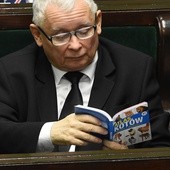 Kaczyński przeglądający w Sejmie "Atlas kotów" trafił do światowej prasy