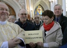 Przedstawiciele dekanatu tomaszowskiego odbierają różaniec i świecę na Jerycho Różańcowe