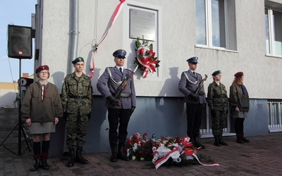 Tablicę umieszczono na ścianie obecnej Komendy Powiatowej Policji w Łowiczu