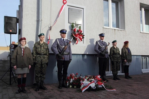 Tablicę umieszczono na ścianie obecnej Komendy Powiatowej Policji w Łowiczu