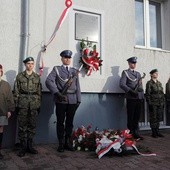 Tablicę umieszczono na ścianie obecnej Komendy Powiatowej Policji w Łowiczu