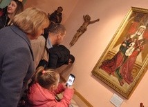 Uczestnicy prezentacji obrazów zatrzymują się przed "Św. Zofią z córkami"