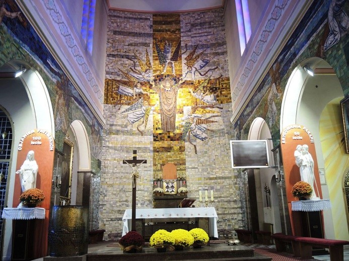 Mozaika autorstwa prof. Wiktora Zina i jego uczniów, przedstawiająca Chrystusa Króla w sporyskiej świątyni