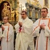 Bp Wojciech Osial i nowi diakoni - Jakub Zakrzewski (po lewej) oraz Łukasz Blados