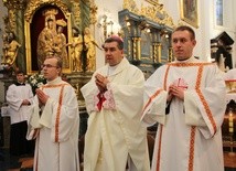 Bp Wojciech Osial i nowi diakoni - Jakub Zakrzewski (po lewej) oraz Łukasz Blados