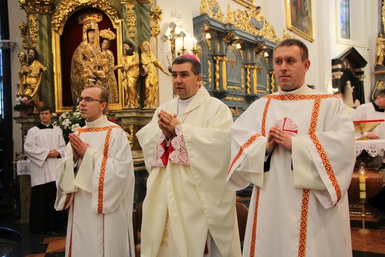 Bp Wojciech Osial i nowi diakoni - Jakub Zakrzewski (po lewej) oraz Łukasz Blados