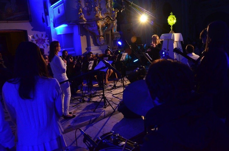 Koncert uwielbienia w Majdanie Królewskim 