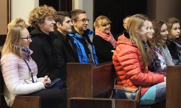 Młodzi na trzecim Wieczorze Uwielbienia Wiary