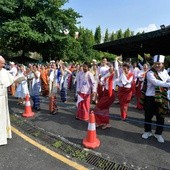 Tysiące katolików witało papieża na ulicach stolicy Birmy