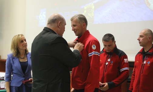 Srebrny Krzyż Zasługi z rąk wicewojewody Jana Chrząszcza odbiera ks. Krzysztof Cojda