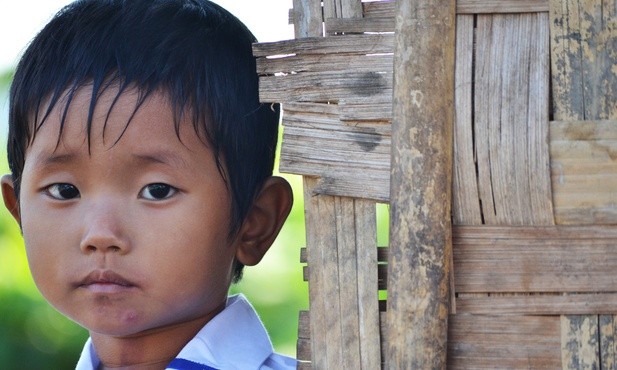 Uchodźcy z ludu Kaczin ofiarowali papieżowi pastorał