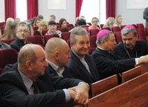 Podczas konferencji w WSH (od lewej): Marian Łukomski, Rafał Porzeziński, ks. Marek Dziewiecki, bp Henryk Tomasik i bp Tadeusz Bronakowski