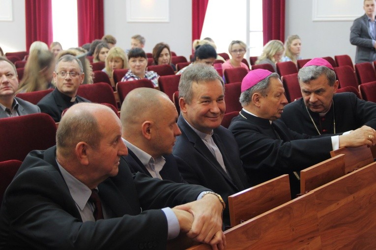 Podczas konferencji w WSH (od lewej): Marian Łukomski, Rafał Porzeziński, ks. Marek Dziewiecki, bp Henryk Tomasik i bp Tadeusz Bronakowski