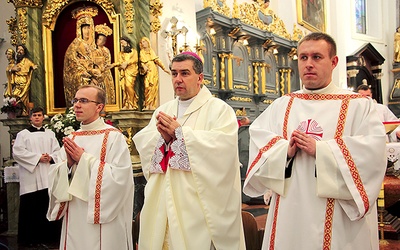 ▲	Biskup Wojciech Osial i nowi diakoni – Jakub Zakrzewski (po lewej) i Łukasz Blados.