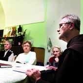 ►	Franciszkanin podczas katechezy w jednej z salek przy parafii.