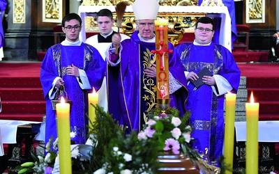 ▲	Mszy św. przewodniczył bp Stefan Regmunt, natomiast obrzędy pogrzebowe odprawił bp Ignacy Dec.