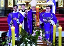 ▲	Mszy św. przewodniczył bp Stefan Regmunt, natomiast obrzędy pogrzebowe odprawił bp Ignacy Dec.