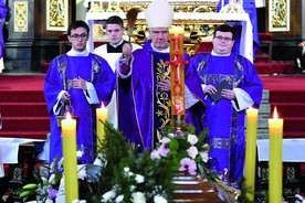 ▲	Mszy św. przewodniczył bp Stefan Regmunt, natomiast obrzędy pogrzebowe odprawił bp Ignacy Dec.