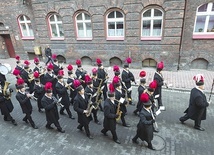 Tradycyjna pobudka i przemarsz na poranną Mszę w dzielnicy Nikiszowiec. 